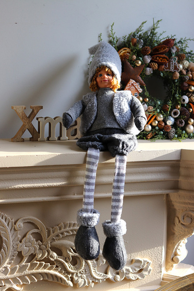 Zimowy Chłopiec, dekoracyjna lalka siedząca