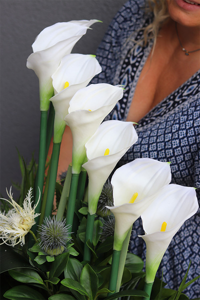 Białe Kalle Laos 2, bogata kompozycja donicy łódce