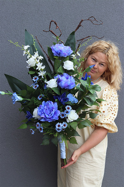 Blue Greddier, bukiet nagrobny do położenia, wys.90cm 