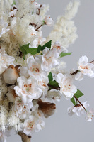 Sad Jabłoni, sztuczne drzewko w betonowej donicy