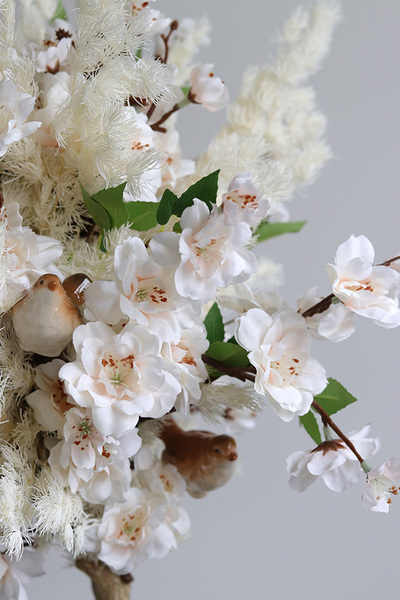 Sad Jabłoni, sztuczne drzewko w betonowej donicy