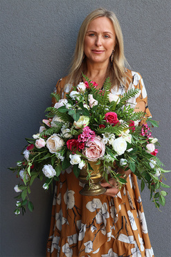 Luita Amarant, kompozycja kwiatowa w pucharze, wys.44x70x40cm   