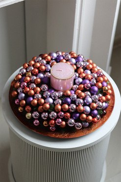 OD RĘKI Perlana, stroik ze świecą na talerzu, wym.15x32cm 