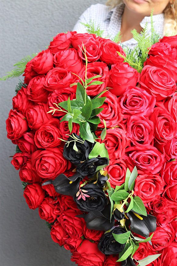 Reddinia, bardzo bogata wiązanka nagrobna z róż