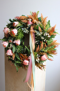 OD RĘKI Blusite, wiosenny wianek z tulipanami, śr.45cm