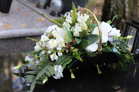 Wspomnienie Biel, dekoracja nagrobna w metalowym koszu, wym.41x82cm