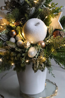 Biała Landia, realistyczna choinka świąteczna z przybraniem	