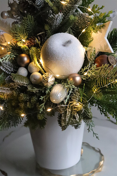 Biała Landia, realistyczna choinka świąteczna z przybraniem	