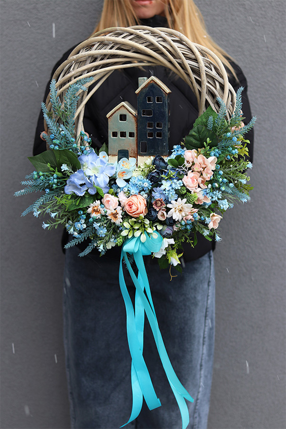 Holenderskie Domki, wianek dekoracyjny z porcelanową figurką