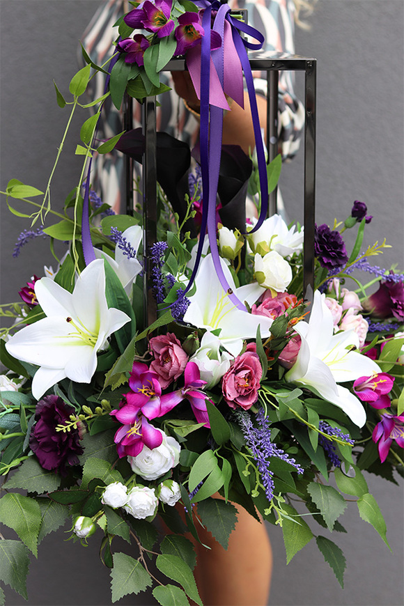 Angelo Garden Fiolet, kompozycja kwiatowa z grafitowym lampionem