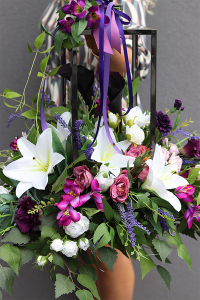 Angelo Garden Fiolet, kompozycja kwiatowa z grafitowym lampionem