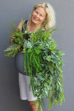 Walter Jungle, kompozycja z sukulentami w donicy fiberglass, wys.57cm