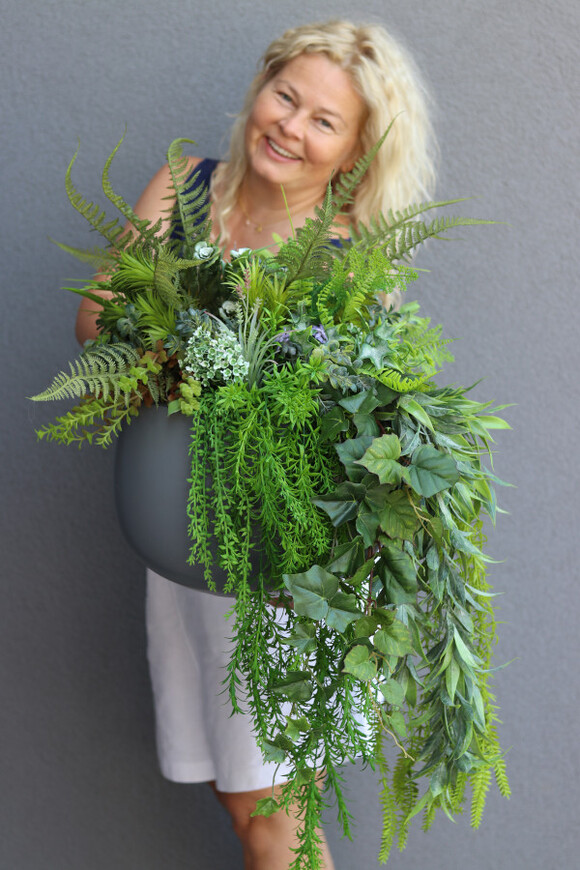 Walter Jungle, kompozycja z sukulentami w donicy fiberglass