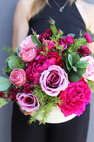 Caryca Delicja Gaina, kompozycja kwiatowa w naczyniu