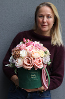 Delirte, bogaty welurowy flowerbox z różami, wys.28cm