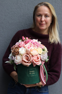 Delirte, bogaty welurowy flowerbox z różami, wys.28cm