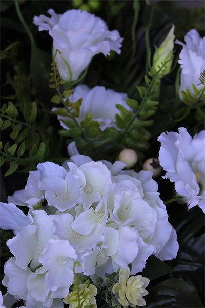 Biała Hydrangea, wieniec nagrobny z latarenką, śr.63cm