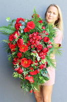 Red Decorana, wiązanka nagrobna z czerwonymi kwiatami