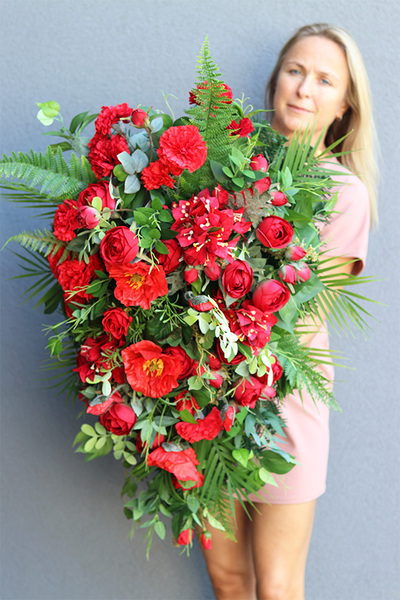 Red Decorana, wiązanka nagrobna z czerwonymi kwiatami