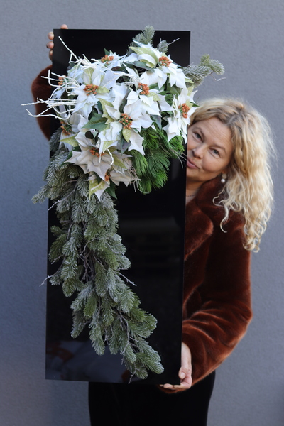 New Design White Christmas, dekoracja nagrobna na czarnej podstawie