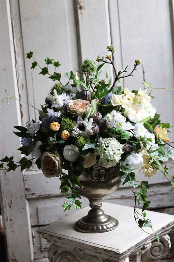 Hrabinia Baronessa, bogata kompozycja kwiatowa w srebrnym pucharze, wys.57cm