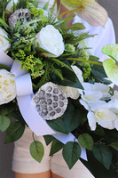 White Fluena, elegancka wiązanka nagrobna, dł.110cm