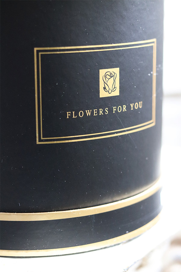 czarny flowerbox z różami, Puderria, wys.37cm