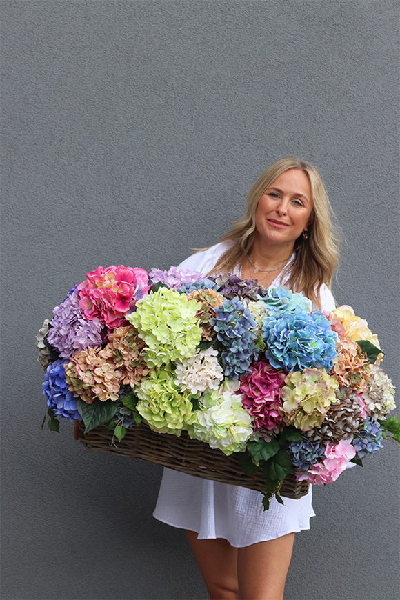 Colores Spain, długi kosz z kolorowymi hortensjami