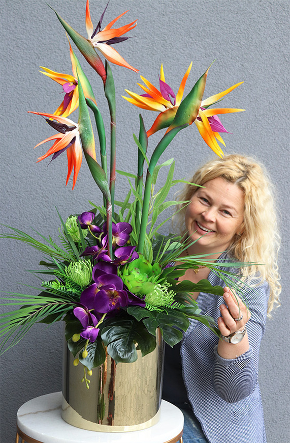 Grestina Figaro, kompozycja ze strelicją w złotej donicy, wys.91cm 