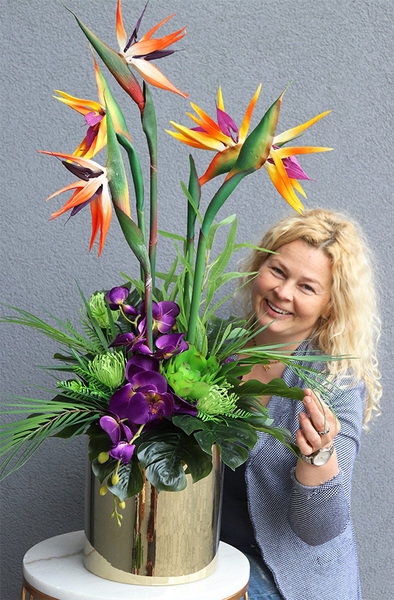 Grestina Figaro, kompozycja ze strelicją w złotej donicy, wys.91cm 