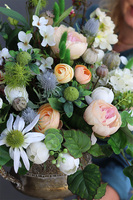 Esmeralda Baronessa, bogata kompozycja kwiatowa w pucharze, wym.60x76cm 