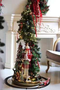 OD RĘKI Christmas World, choinka z dekoracją LED i pociągiem, wys.135cm