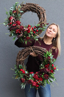 Bordonna, asymetryczny wianek z czerwonym kwiatami