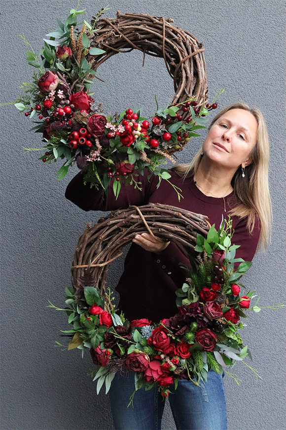 Bordonna, asymetryczny wianek z czerwonym kwiatami