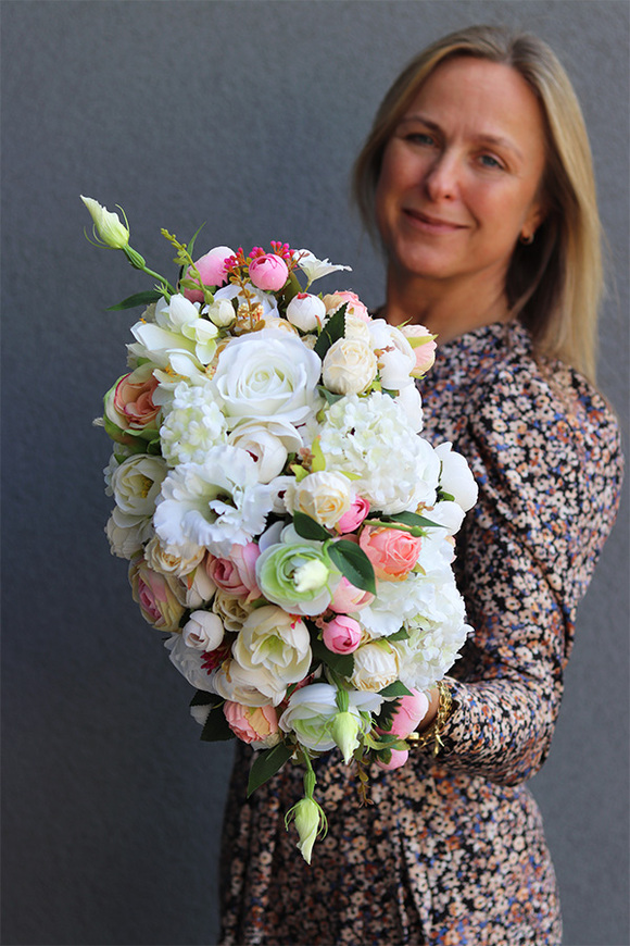 Arroyo Cukierkowa, bogata kompozycja kwiatowa na stół