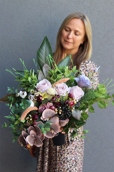 Nerrada, bukiet nagrobny we wkładzie z orchideą