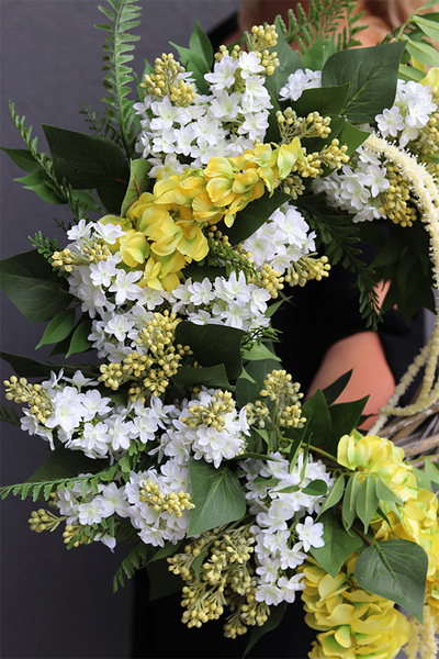 Złotokłos, asymetryczny wianek z żółtą wisterią i bzem