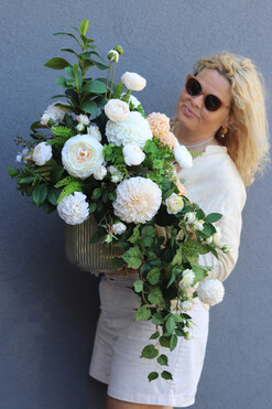 Ministeria 4, elegancka kompozycja kwiatowa w misie, wym.65x50x40cm