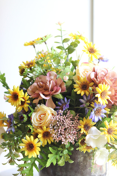Monella Summer, kompozycja kwiatowa w naczyniu
