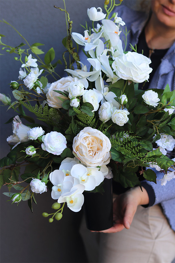 Rozalia White, biały bukiet nagrobny we wkładzie