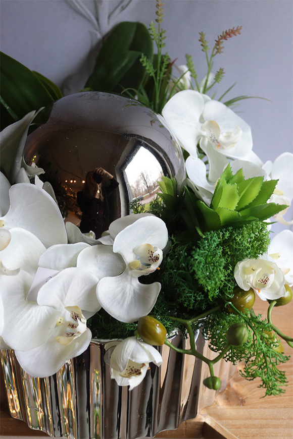 Deluxe Dekoria, kompozycja kwiatowa w srebrnej misie