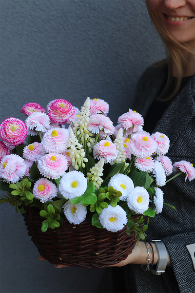 Stokroteczki, wiosenna kompozycja kwiatowa w koszu