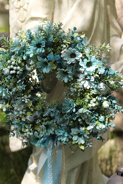 Blue Flowers, wieniec nagrobny z dedykacją