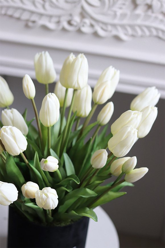 White Tulips 2, flowerbox z gumowymi tulipanami
