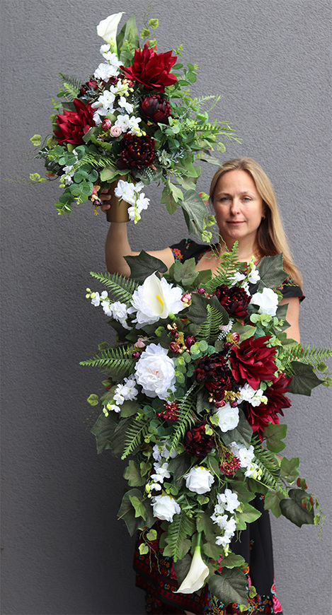 Hellada 2, bukiet nagrobny we wkładzie z bordowymi kwiatami, dł.64cm 