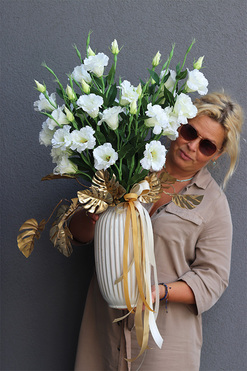 Amelia Eustoma White, kompozycja kwiatowa w wazonie, wys.80cm 