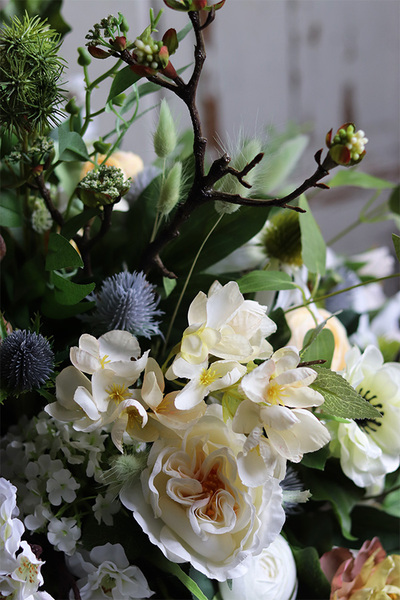 Hrabinia Baronessa, bogata kompozycja kwiatowa w srebrnym pucharze, wys.57cm