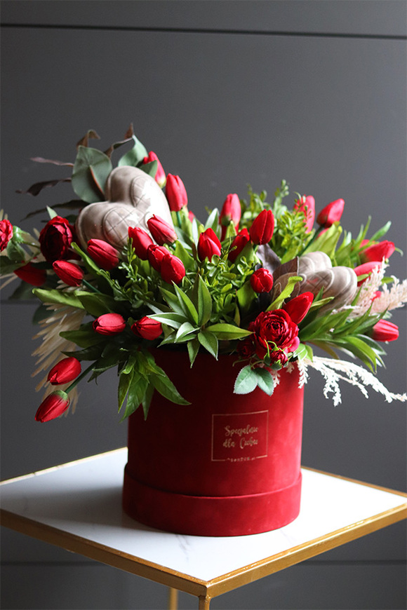 Red Spring Big, walentynkowy flowerbox z tulipanami