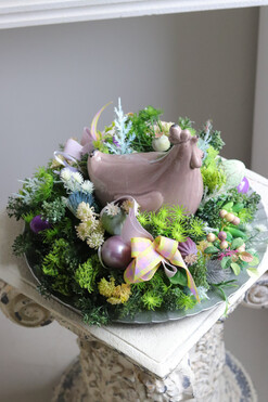 Kura na Grzędzie 2, wielkanocny stroik na srebrnej tacy, śr.33cm