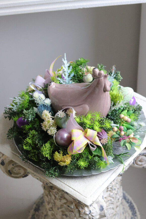 Kura na Grzędzie, wielkanocny stroik na srebrnej tacy	